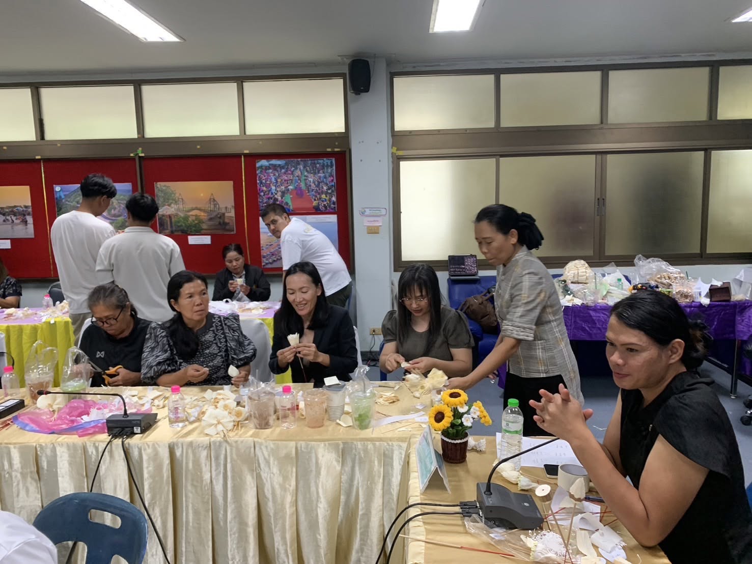 สำนักงานพัฒนาชุมชนอำเภอเมืองหนองบัวลำภู ร่วมขับเคลื่อนการเตรียมความพร้อมจัดทำดอกไม้จันทน์ของประชาชนในพื้นที่จังหวัดหนองบัวลำภู 