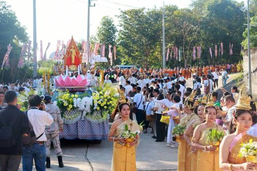 หนองบัวลำภู จัดงานบุญใหญ่ “ตักบาตรเทโวโรหณะ” สักการะพระพุทธชยันตี สืบสานประเพณีอันดีงาม 